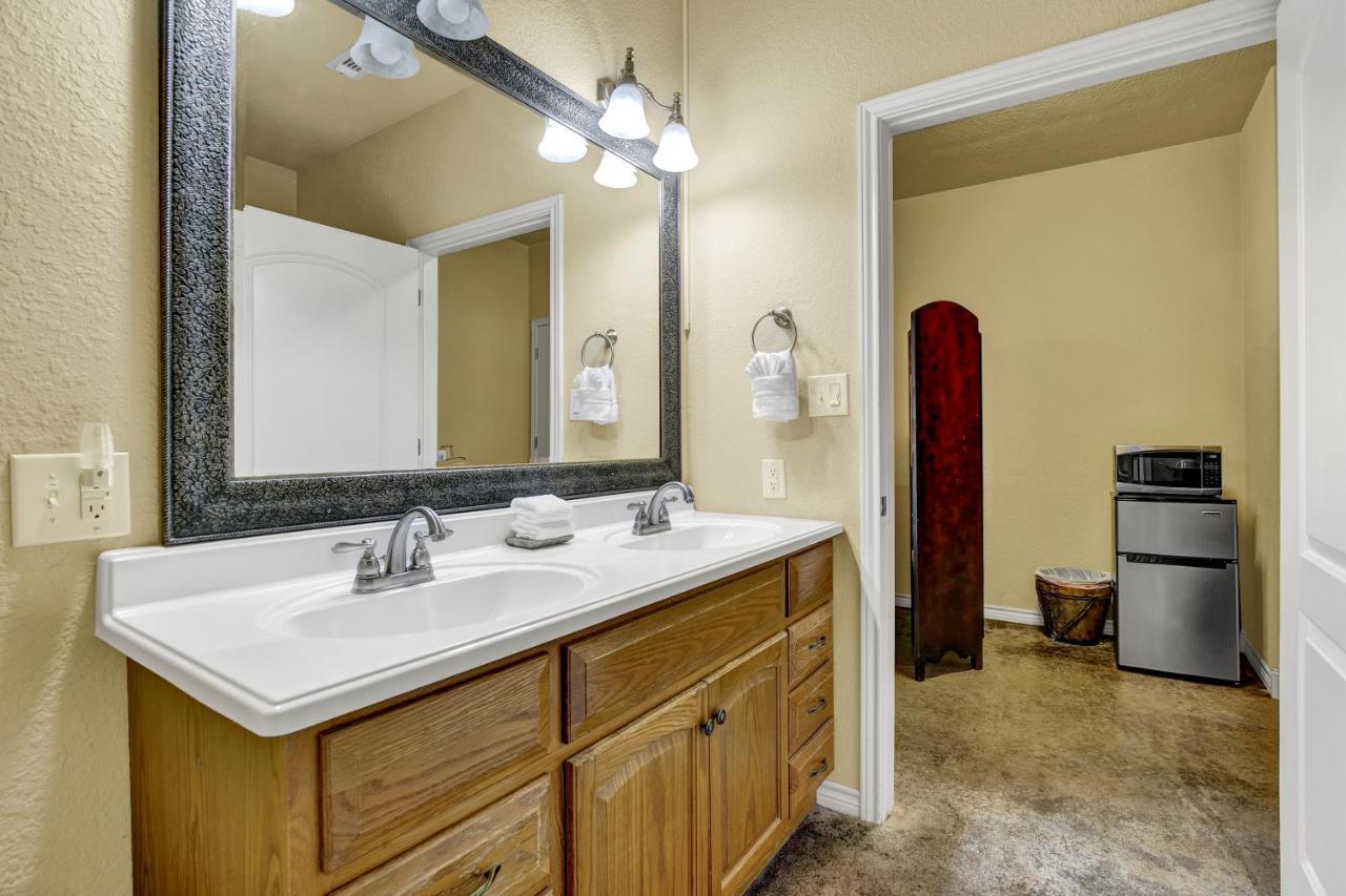 Romantic Oasis With Hot Tub Near Fred And Wineries! Fredericksburg Exteriör bild